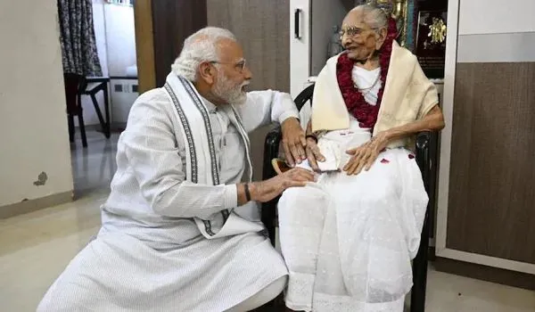 PM Modi Mother Health: पीएम मोदी की मां हीरा बा की तबीयत बिगड़ी, अहमदाबाद के अस्पताल में भर्ती